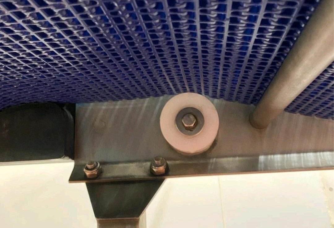 Konveyör Sistemlerinde Yan Makara Kullanımının Faydaları  nelerdir?